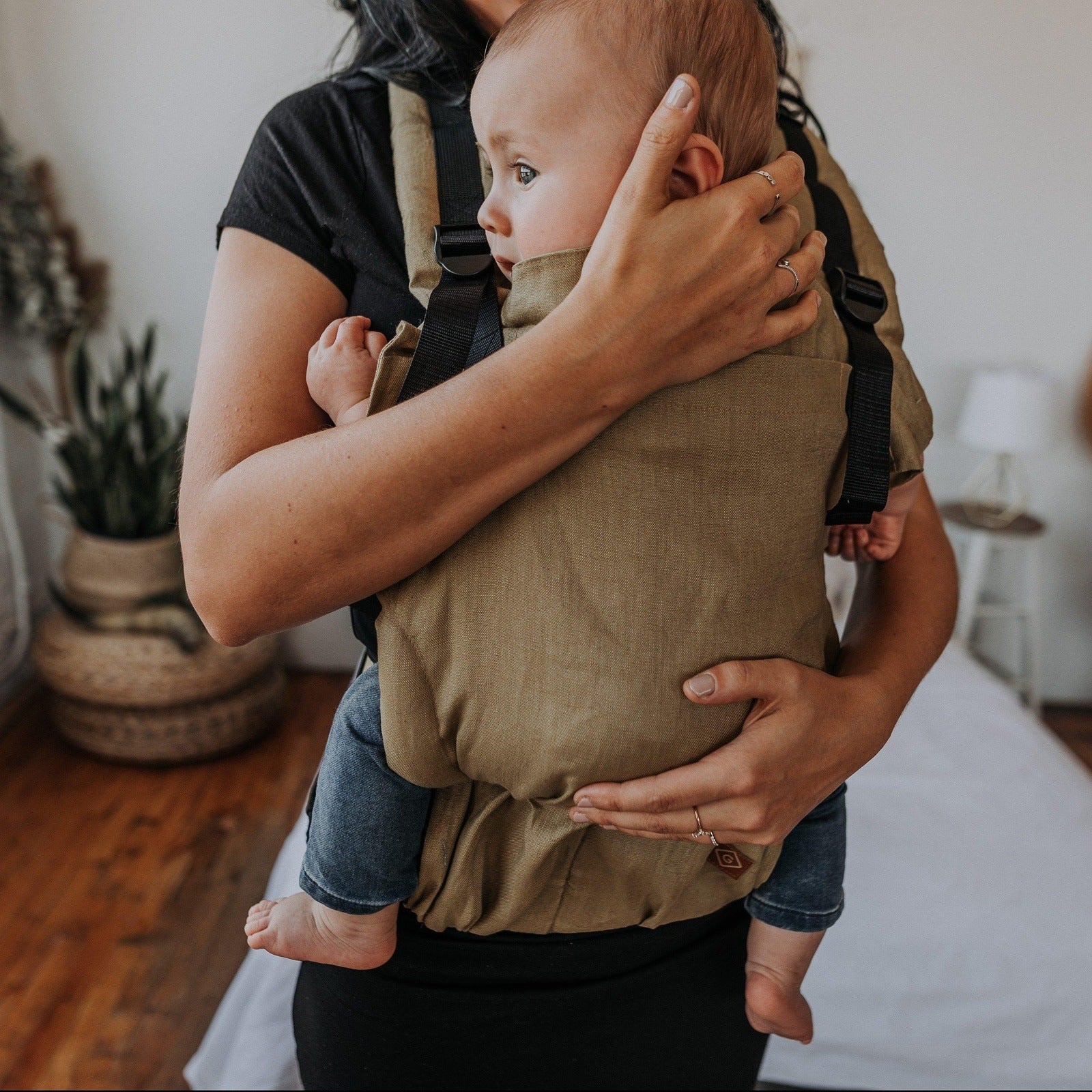 Le porte-bébé en lin : le froissé élégant pour un temps chaud